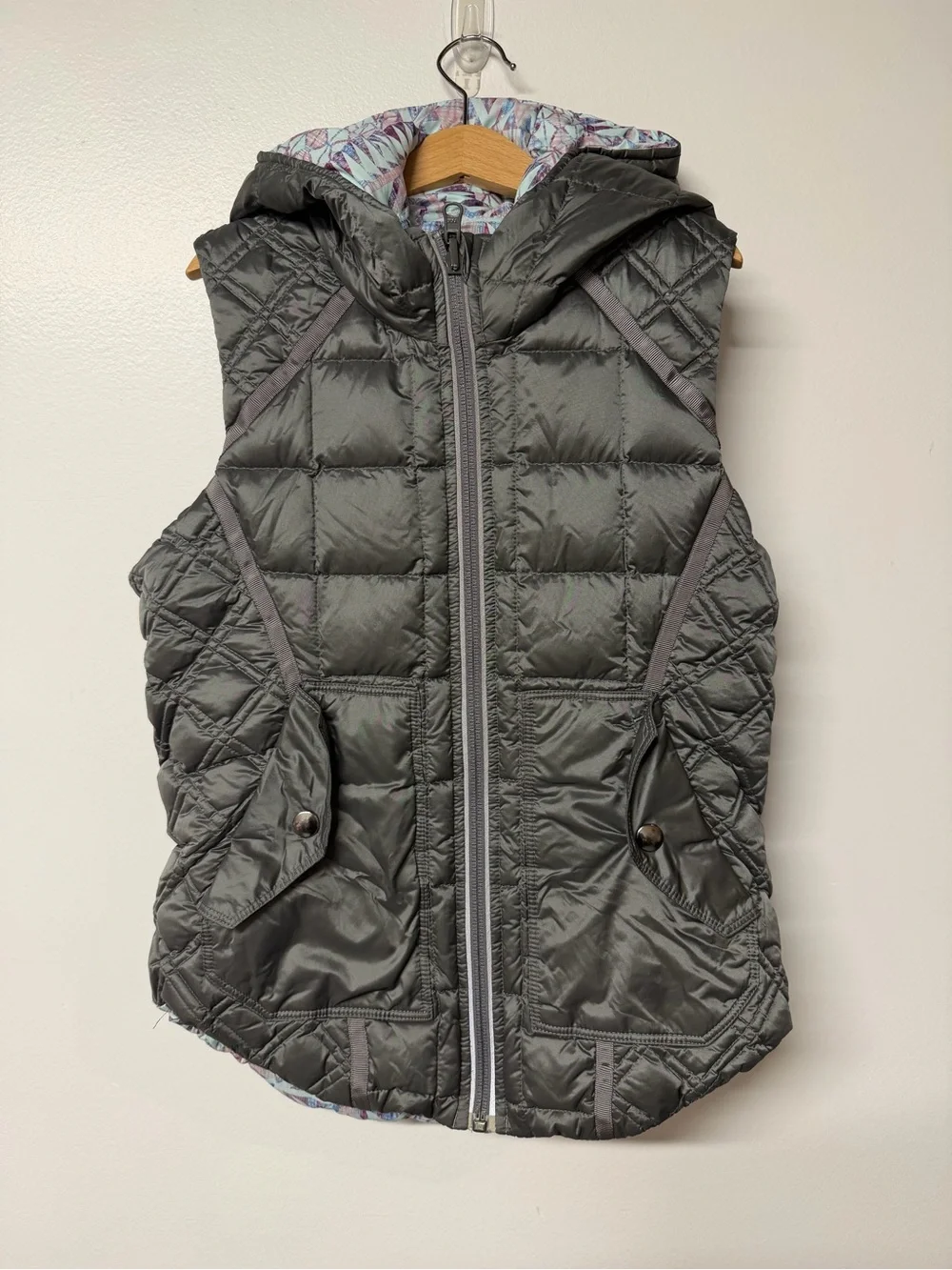 Ivivva Girls Reversible Quilted Down Hooded Puffer Vest in Dark Gray size 8